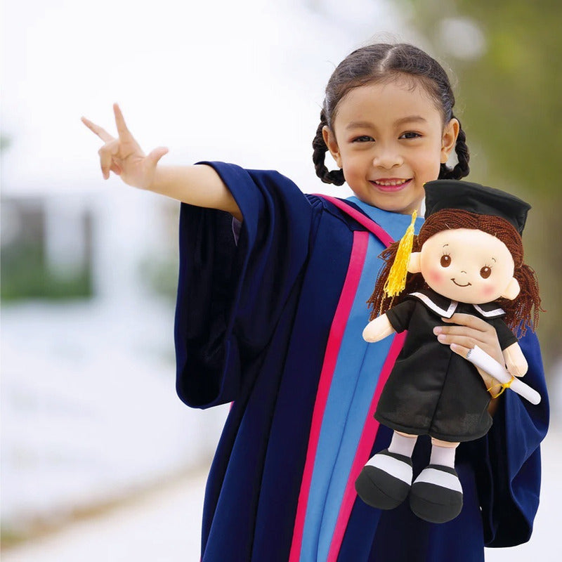 Muñeca Tela Linzy Toys Leea Graduación 40 Cm Con Diploma